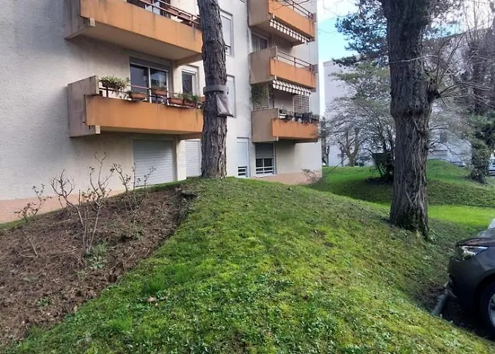 Proche De La Cite De L\'Espace